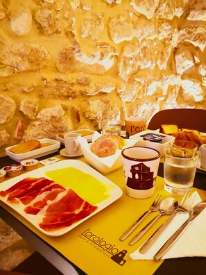 Free daily buffet breakfast - L'Orologio Bed & Breakfast (Capaccio-Paestum)