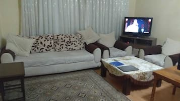 Basic-Zimmer | Wohnzimmer | 100-cm-Fernseher mit Satellitenempfang, Netflix, DVD-Player