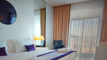 2 bedrooms, desk, laptop workspace, blackout drapes