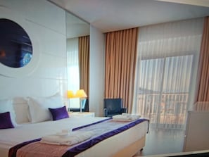 Desk, laptop workspace, blackout curtains, soundproofing - sevgipolog evi (Ankara)