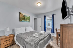 5 Schlafzimmer, Schreibtisch, Bügeleisen/Bügelbrett, Reisekinderbett
