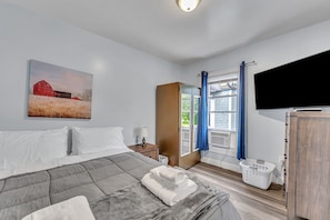 5 bedrooms, desk, iron/ironing board, travel cot