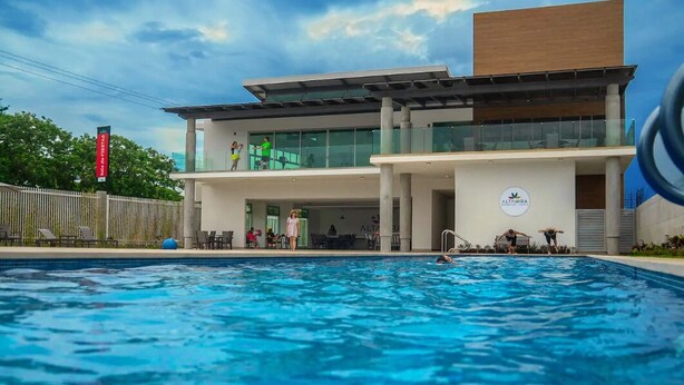 Un edificio moderno con piscina delantera.