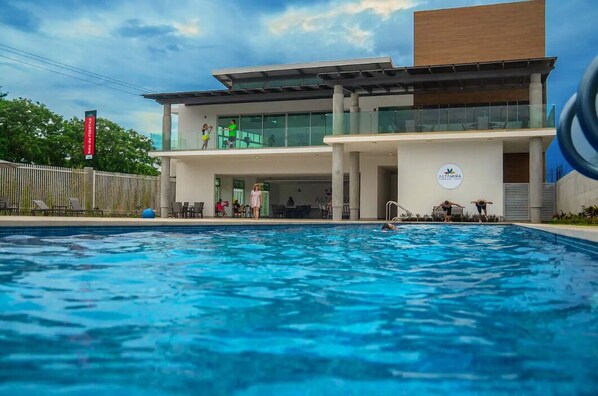 A heated pool - Valley Views Apartment  - Uncomparable Views of San Jose (San Pablo)