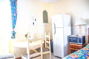 Horno, placa de cocina, licuadora y utensilios de cocina