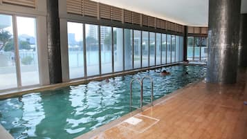 Kolam renang indoor dan kolam renang outdoor