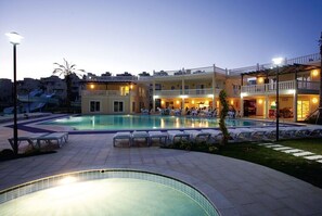 숙박 시설 정면 - 저녁/밤