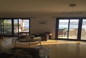 Villa | Coin séjour | Télévision LCD, cheminée
