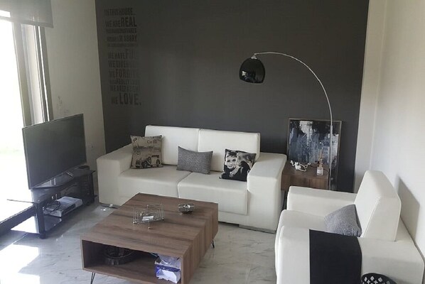 Villa, 2 Bedrooms | Living area