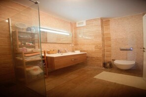 Villa | Bathroom | Shower, towels