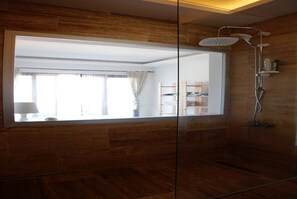 Villa | Badezimmerausstattung | Dusche, Handtücher