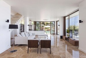 Villa Deluxe, 4 chambres, piscine privée | Salle de séjour | Téléviseur ACL, foyer