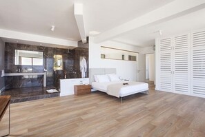 Deluxe Villa, 4 Bedrooms, Private Pool | Meja, seterika/papan seterika, Wi-fi percuma, cadar katil 