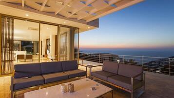 Villa Deluxe, 4 chambres, piscine privée | Terrasse/Patio