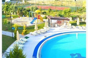 Children’s play area – outdoor