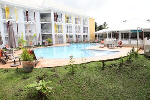 室外游泳池，提供日光浴躺椅