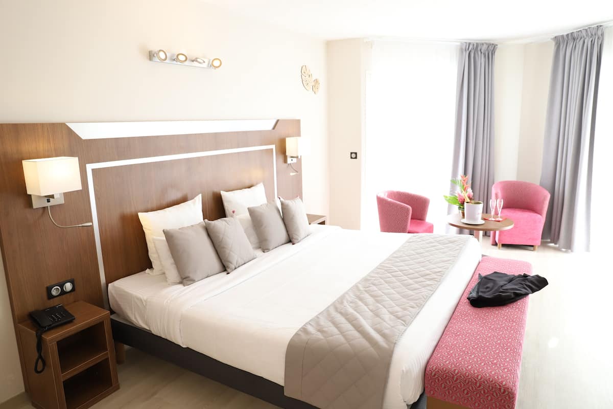 Suite junior | Ropa de cama de alta calidad y artículos del minibar gratis