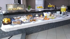 含每日吃到飽自助式早餐