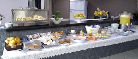 朝食 (ビュッフェ)、毎日提供 (無料)
