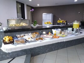 Café da manhã com buffet grátis todos os dias