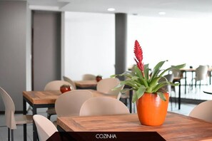 بوفيه فطور مجانًا يوميًا