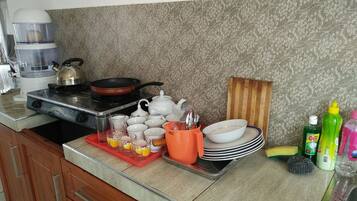 Réfrigérateur, lave-vaisselle, bouilloire électrique, grille-pain