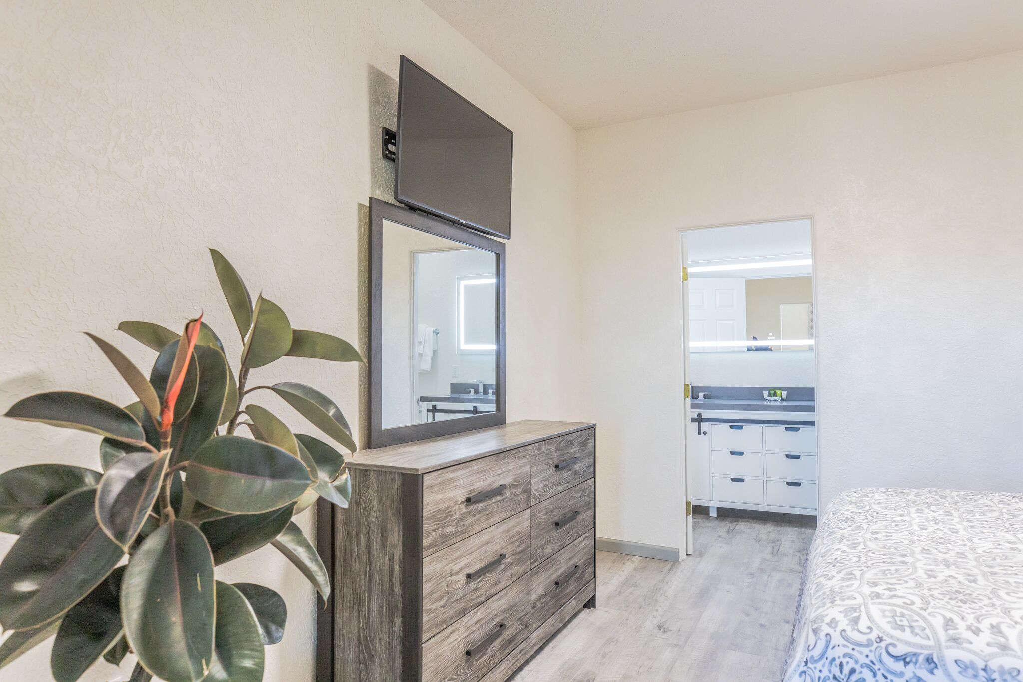 Loft #2 of 5 Private Queen Bedroom, 1 bathroom Suite