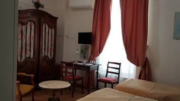 Quarto triplo | Individualmente decorados, individualmente mobiliados, escrivaninha
