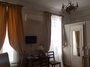 Habitación triple | Decoración individual, mobiliario individual, escritorio