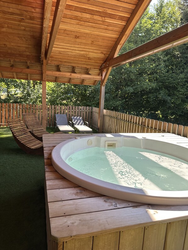 Outdoor spa tub - Cozy chalet 500m from the lake & shops facing south (Xonrupt-Longemer)