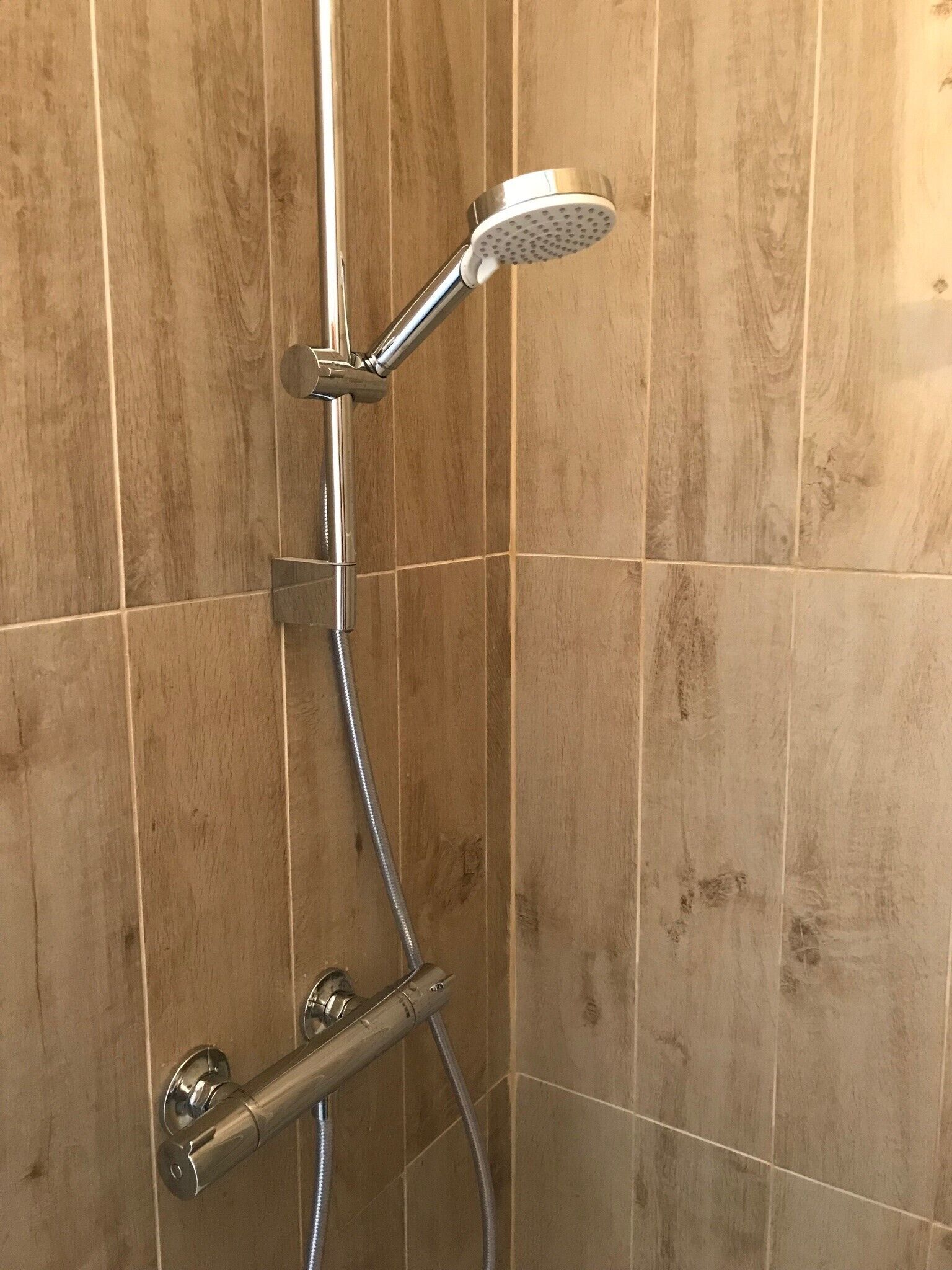 Een douche, een haardroger, toiletpapier
