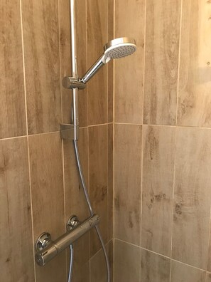 Bruser, hårtørrer, Toiletpapir