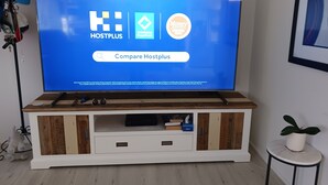 Een televisie waarop het Hostplus logo en een scherm met de tekst 'Compare Hostplus' te zien zijn.