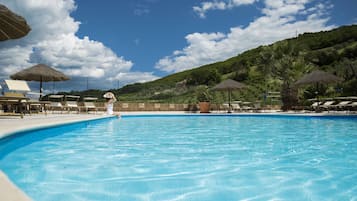 Piscina stagionale all'aperto, ombrelloni da piscina, lettini