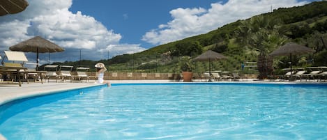 Piscina stagionale all'aperto, ombrelloni da piscina, lettini