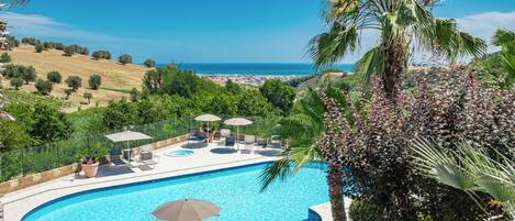 季節性室外泳池;泳池傘、躺椅