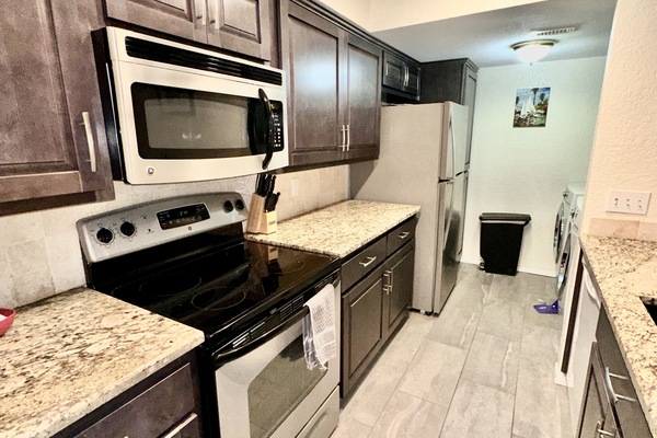 Een koelkast, een magnetron, een oven, een kookplaat