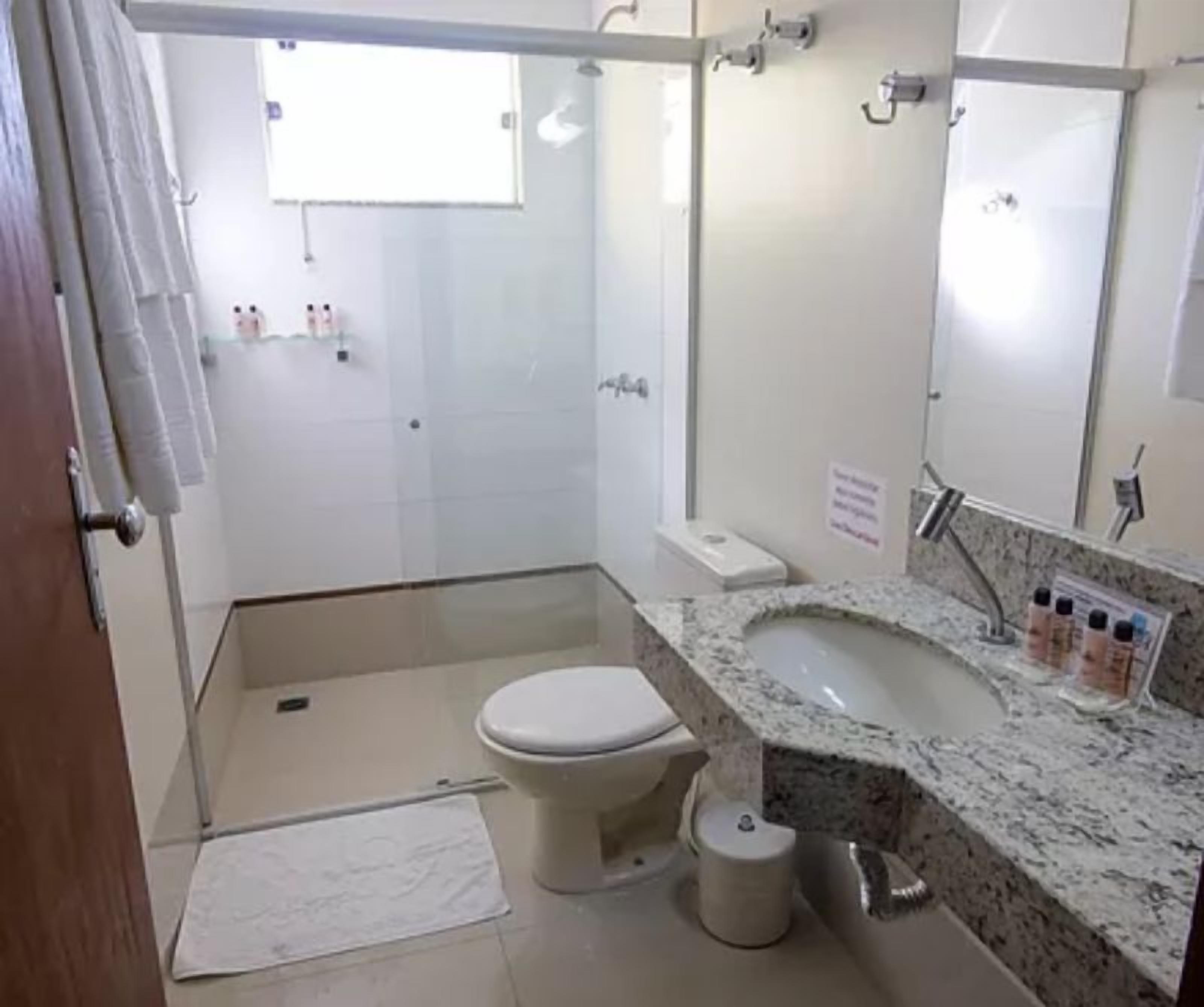 premium suite | bathroom | free toiletries, towels