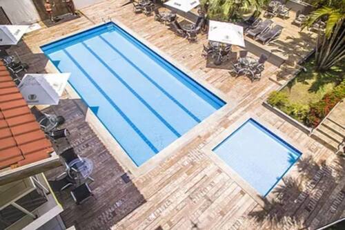 Piscina externa, espreguiçadeiras