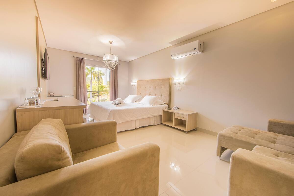 1 chambre, minibar, coffres-forts dans les chambres, bureau