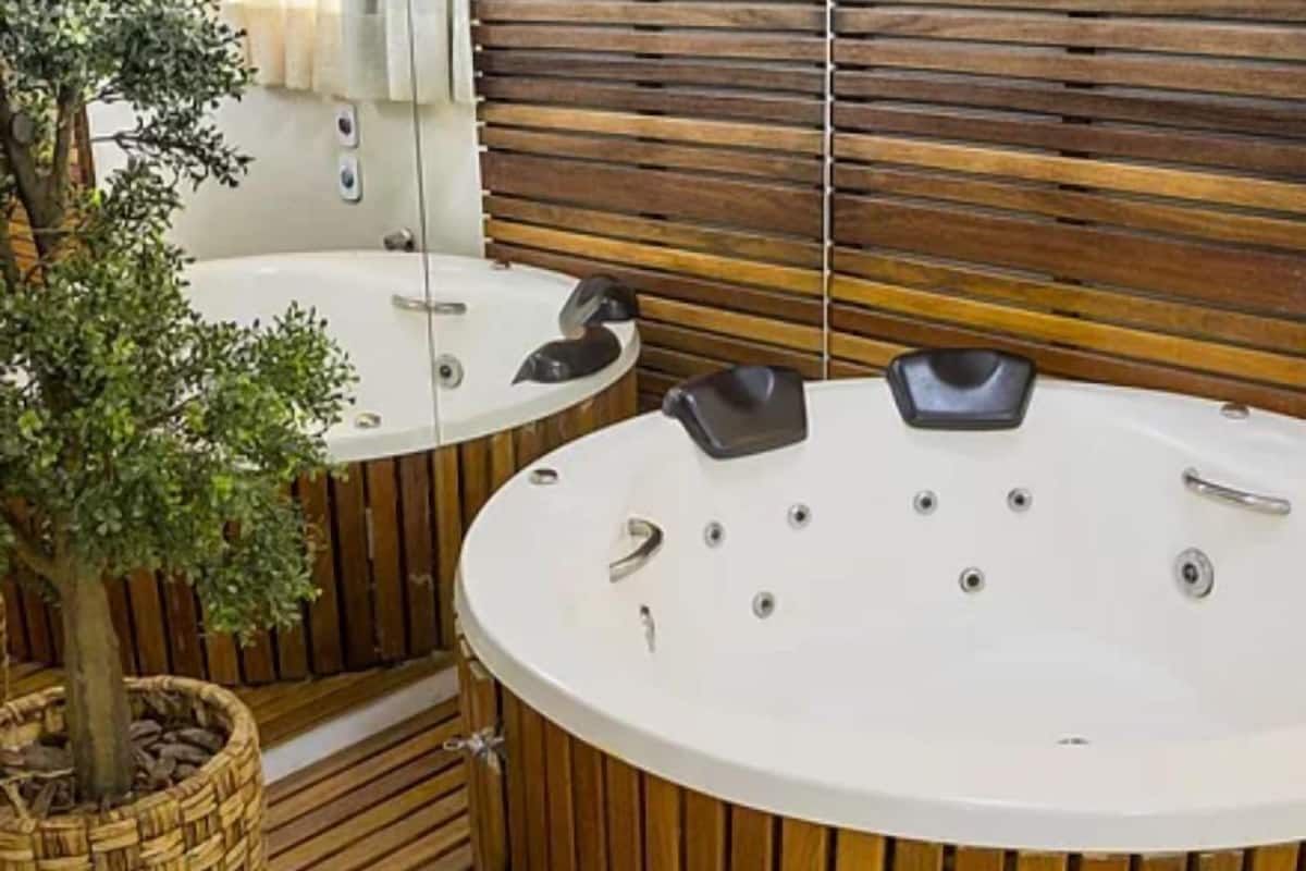 comfort suite | private spa tub