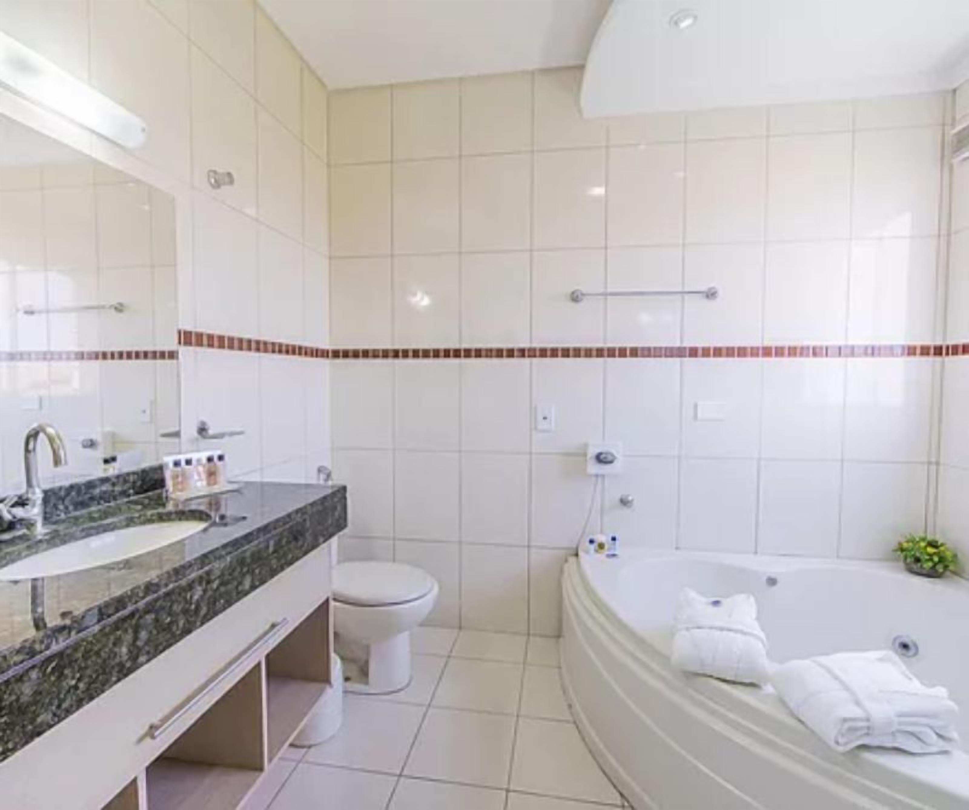 superior suite | bathroom | free toiletries, towels