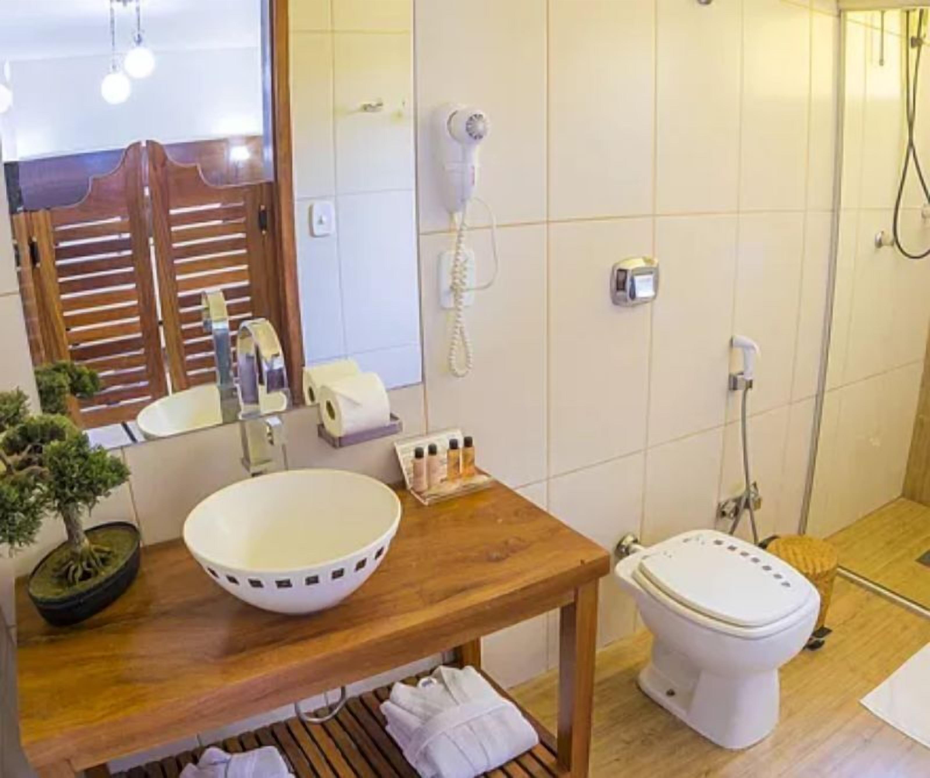 comfort suite | bathroom | free toiletries, towels