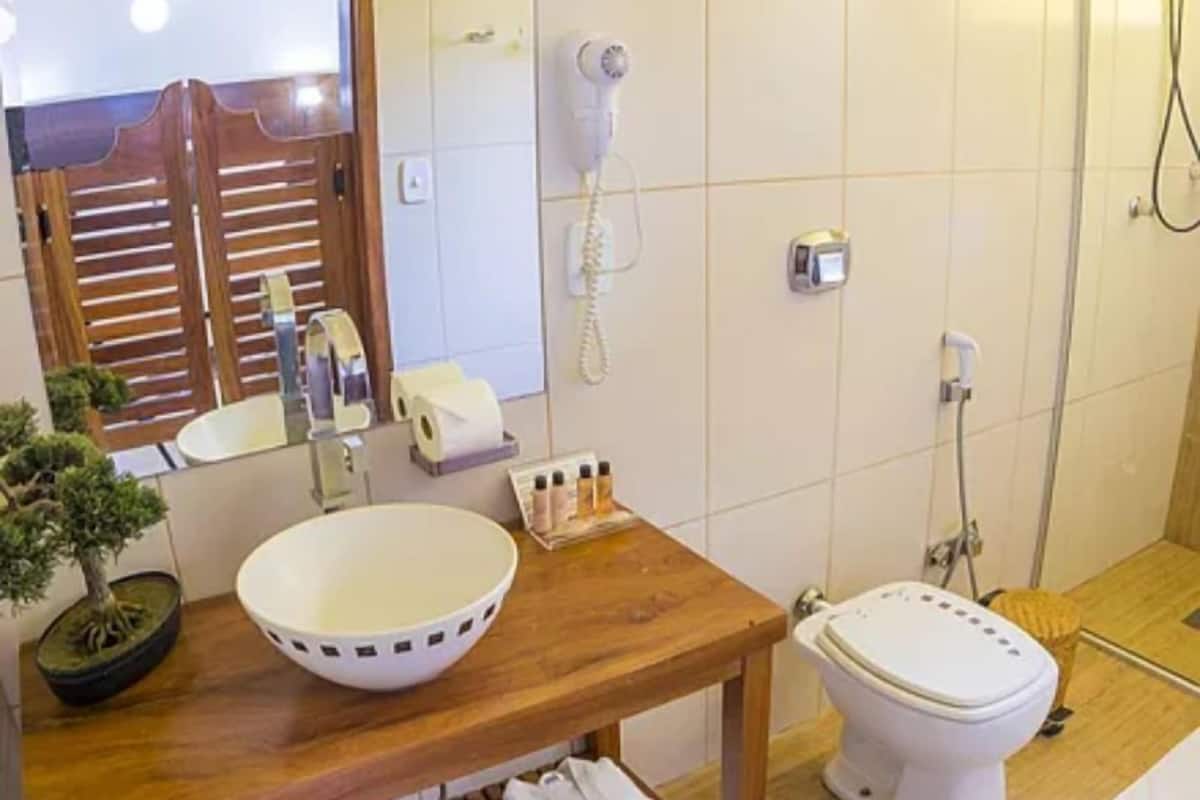 comfort suite | bathroom | free toiletries, towels
