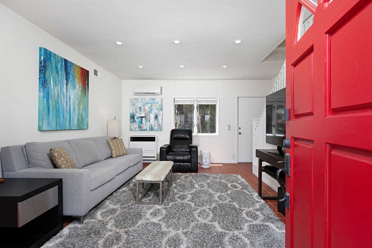 Smart TV, DVD player, streaming services, video library