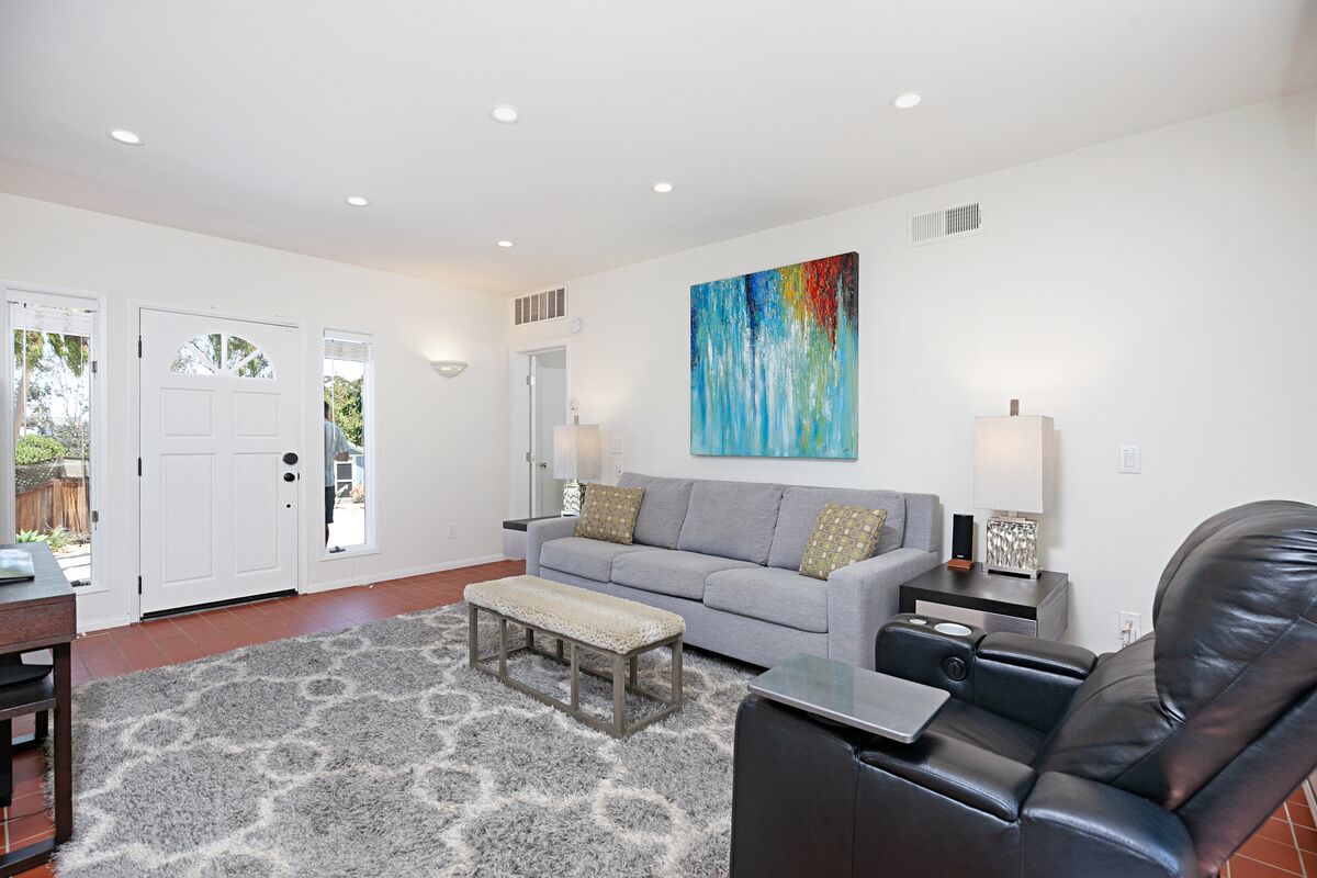 Smart TV, DVD player, streaming services, video library