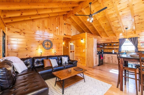 Cozy Canopy- Hot Tub, Firepit, Covered Deck, WiFi