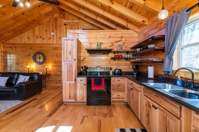 Hot Tub & WiFi - Cozy Canopy - Red River Gorge KY