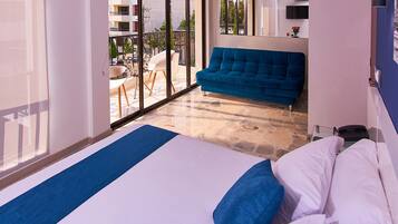 Habitación triple Elite | Ropa de cama de alta calidad y edredones de plumas