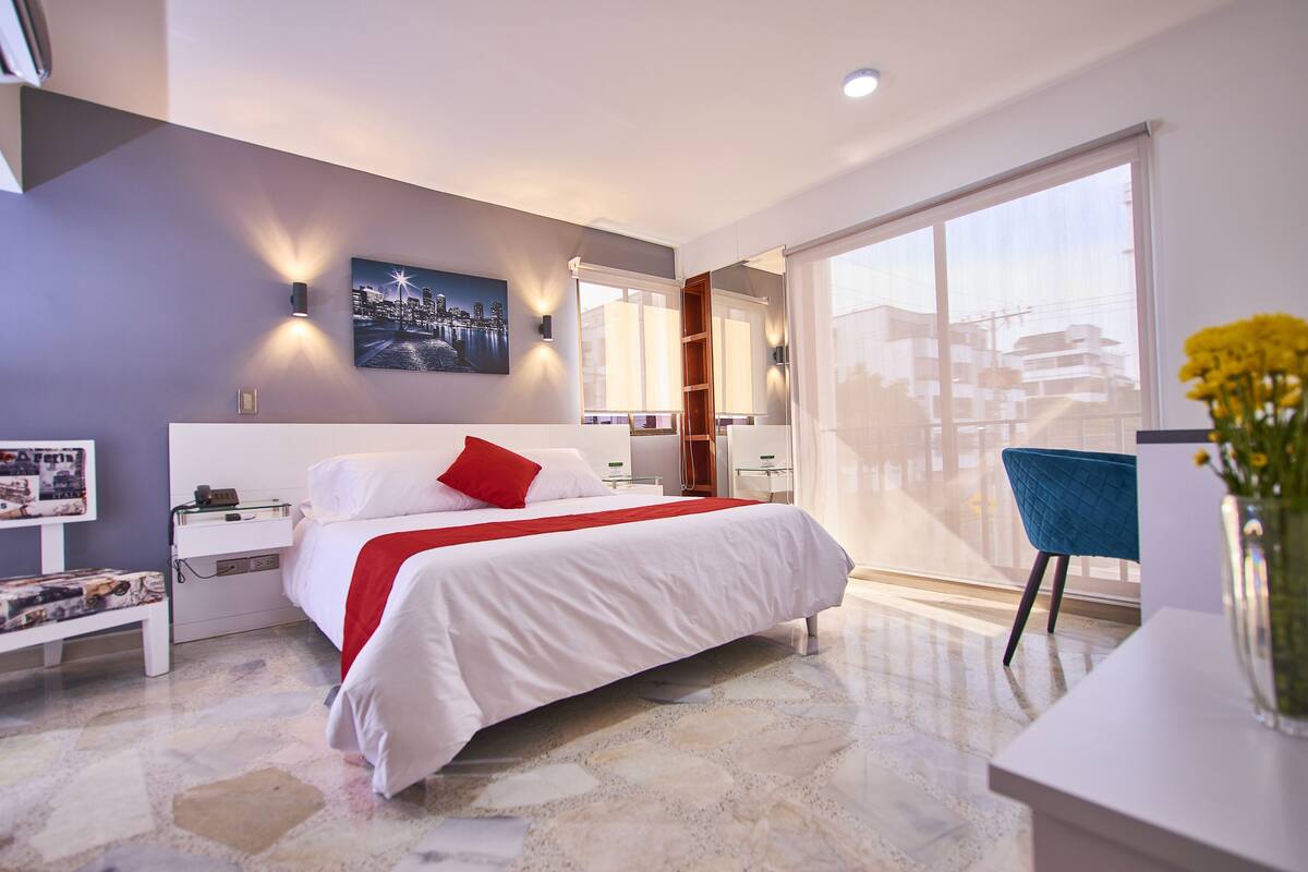 Habitación doble Deluxe | Ropa de cama de alta calidad, edredón y camas Select Comfort 